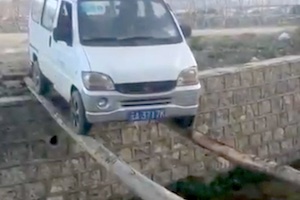 【動画】不可能を可能にする中国人。車で信じられない事をやってのける。