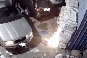 【動画】子供たちの花火が原因で倉庫が丸焼けになってしまう。