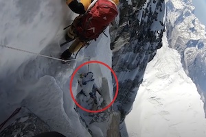 【動画】エベレスト登山者が撮影したロープに繋がったままの新しいご遺体。