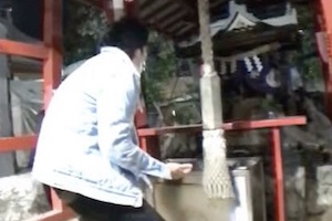 【炎上】新宿花園神社の賽銭箱を何度も蹴る配信者の動画が投稿される。