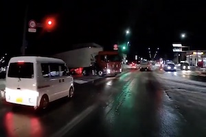 【北海道】赤信号を飛び出してきた大型トレーラーをギリギリ回避ドラレコ動画。