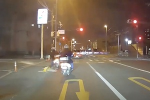 【車載】赤信号をコンビニショートカットで回避する大阪府警のスクーター隊。
