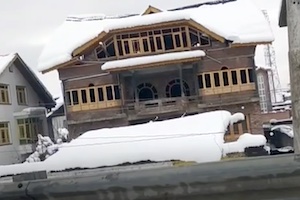 【寒波】積もった雪の重みで家の屋根が崩壊してしまう瞬間が撮影される。