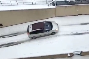 【動画】雪の影響で駐車場から出ることができなかった車ｗｗｗ
