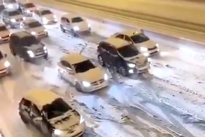 【寒波】雪道渋滞の先頭を撮影した動画がこちら。こんなん笑うわｗｗｗ