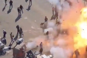【再生注意】32人が死亡したバグダッド自爆テロの瞬間の映像が公開される。