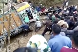 【インド】谷に落ちたトラックを村人総出で助けるGJ動画。