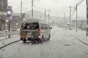 【注意】雪道はこんな速度でも簡単に事故りかけるという動画がこちら。