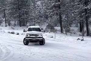 【動画】みんなヒヤヒヤｗｗｗ制御が効かなくなる車ばかりな雪の坂道を観察するビデオ。