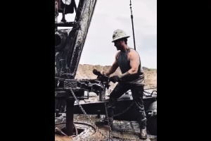 いつ事故が起きてもおかしくない。とても危険に見える油井作業員のお仕事拝見動画。