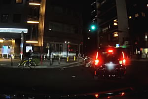 【東京】ウーバーイーツさん信号無視で交差点に進入してタクシーにはねられる。
