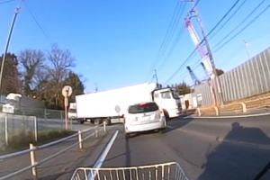 【千葉】どんな運転ｗｗｗ謎な動きで自ら事故る車が野田市で撮影される。