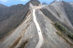 【動画】中国さん山の尾根に車道を通してしまう。刀片天路。