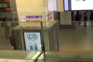【動画】国土交通省（庁）を名乗りマスクを外してくださいと呼びかける男が新宿駅に現れる。