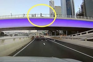 【極悪】高速道路の橋の上から走る車に向かって物を投げつけるヤツがあわられる。