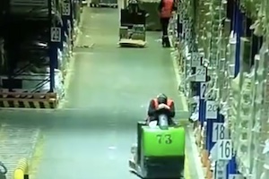 【動画】倉庫内作業で居眠りした従業員が起こした最悪の事故。