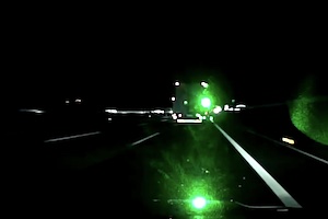 【危険】新東名で運転席からレーザー照射してくるトラックが撮影される。
