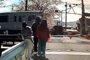【動画】JR筑肥線の踏切内で立ち往生した軽自動車に電車が突っ込む瞬間の映像。