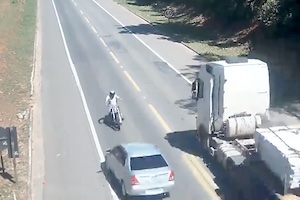 【危険運転】無理な追い越しで51歳の医師を死亡させた恐ろしい事故の動画。