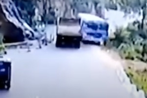 【衝撃】バスが崖から転落し14人が死亡、30人が負傷した事故の映像。