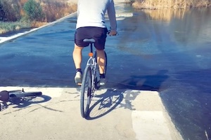水の力を過小評価してしまった自転車乗り。浅瀬を横切ろうとして大切な自転車を失うｗｗｗ