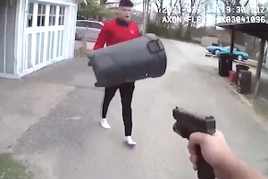 【衝撃】ゴミ箱とナイフで武装した男に至近距離から発砲する警官のボディカム映像。