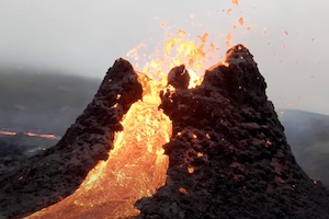 火山から噴き出す溶岩にドローンで迫った映像がめちゃくちゃカッコイイ。