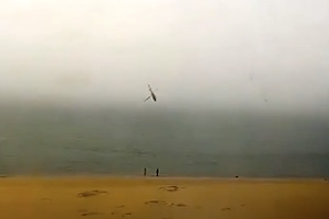 真っ逆さま。中国でヘリコプターが海に墜落する瞬間が撮影される。