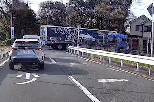 【神奈川】大型トレーラーで狭い道に迷い込んだ運転手さん、やけになる(´･_･`)