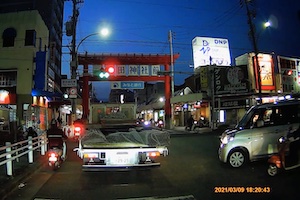 【神戸】交差点の作りが悪い？青信号の原付に真横から車が突っ込む事故の映像。
