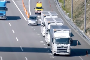 【技術】新東名高速で行われたトラック3台に運転手1人という無人トラック実験の映像。