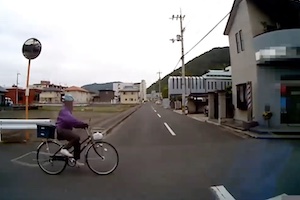【香川】結構な勢いで自転車を跳ね飛ばす出会い頭の事故ドライブレコーダー。