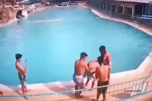 【衝撃映像】ぐるぐるバットをしてプールに突き落とされた少年が溺死。