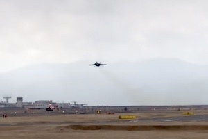 【軍事】離陸上昇中に驚くべき反射神経で鳥をかわすF/A-18の動画が人気に。