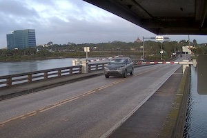 動き出した架道橋をアクセルを踏んで突っ切るアクション映画のような車が撮影される。