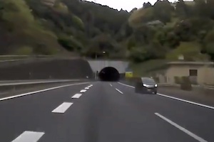 【動画】なんで！？常磐道でUターンして逆走しだす軽自動車が撮影される。