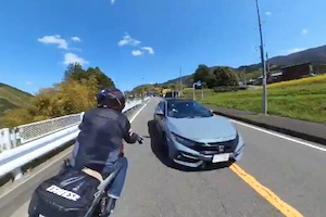 酷すぎ。道志道で撮影されたバイクを殺しにかかるシビックの映像。