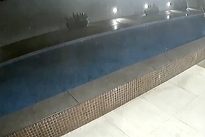 【動画】スイミングプールの床が抜けてしまうというなかなかレアな事故の映像がこちら。