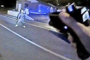 【衝撃】両手に包丁を持って向かってきた男を射殺した警察官のボディカム映像。