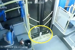 【中国】これはひどい。少女の足をドアに挟んだまま24秒間も走り続けてしまうバスの映像。