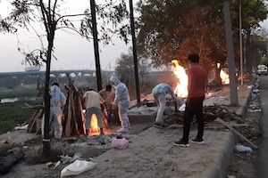 Covid-19犠牲者の爆増により道端で火葬するインドの映像。