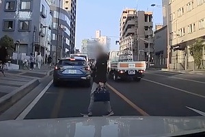 【動画】さいたま市の刃物男を記録したドライブレコーダー怖すぎ・・・。