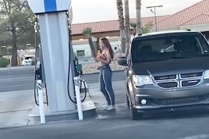 【動画】ガソリンスタンドで何度も同じミスを繰り返すお姉ちゃんに笑うｗｗｗ