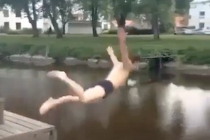 水深40センチしかない川に勢いよく頭から飛び込んでしまった少年の映像。