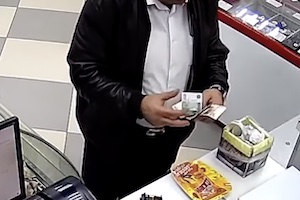 店員の目の前でお札を隠す「釣り銭詐欺師」のテクニックを暴いた防犯カメラ映像。