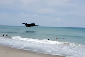 【動画】フロリダのビーチに飛行機が不時着。その様子が撮影される。
