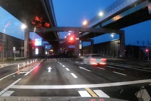 【動画】名古屋の信号無視速すぎワロタｗｗｗ湾岸ミッドナイトかよｗｗｗ