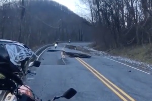 【動画】完全崩壊した道路を難なく乗り越えるバイク乗りが強いｗｗｗ