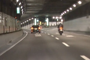【ドラレコ】首都高で信じられないバイク事故の瞬間が撮影される。