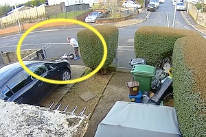暴走した電動自転車でフェンスに突っ込んでしまった少年の動画が(@_@;)